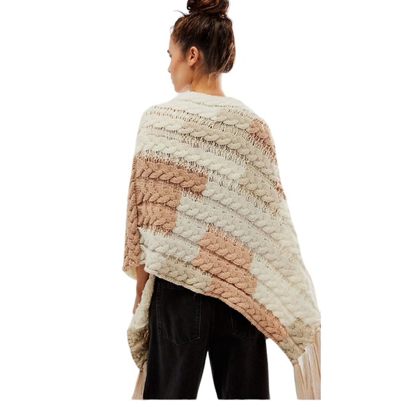 Free People Cable Knit Fringe Poncho O/S Ivory Tan Crochet Pullover Boho Sweater - Picture 8 of 14